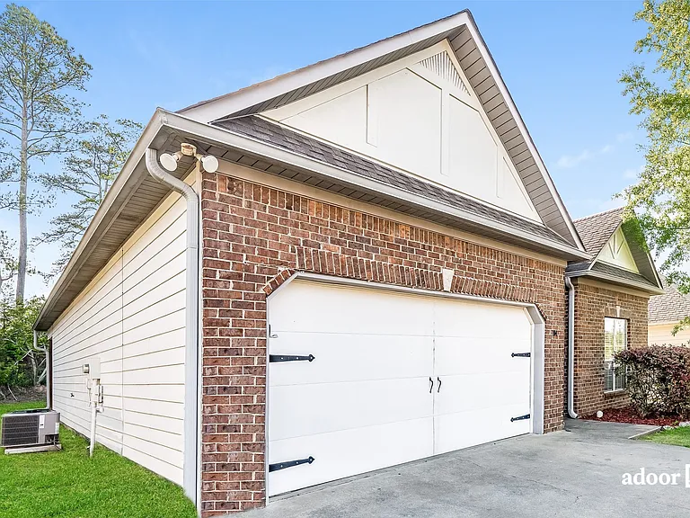 1044 Kerry Dr — Photo 2