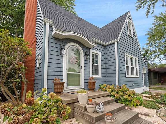 4th image of 2415 N Elm St