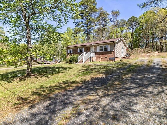 4th image of 1014 Pine Ln