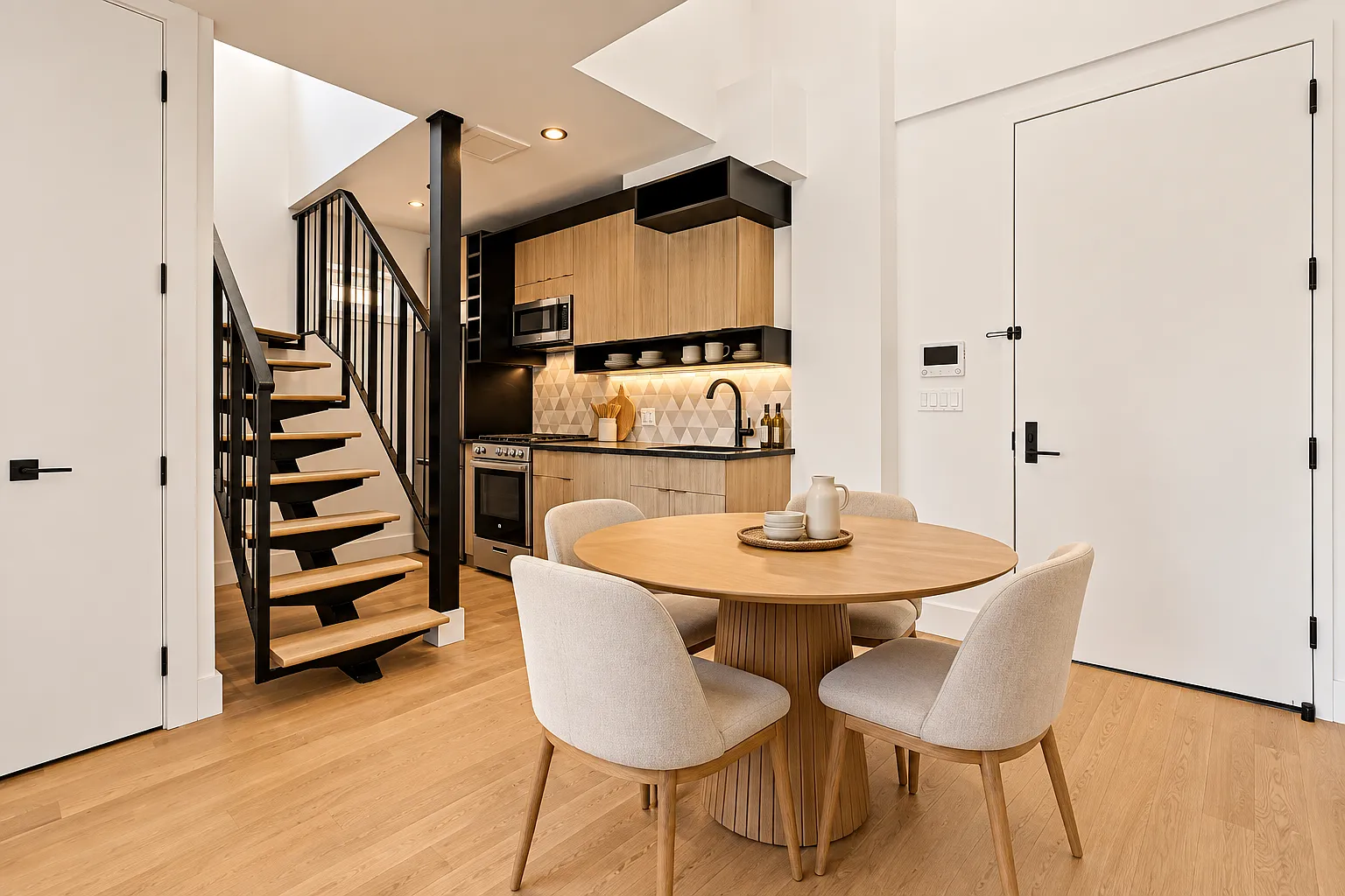 542 Hart St — Photo 3