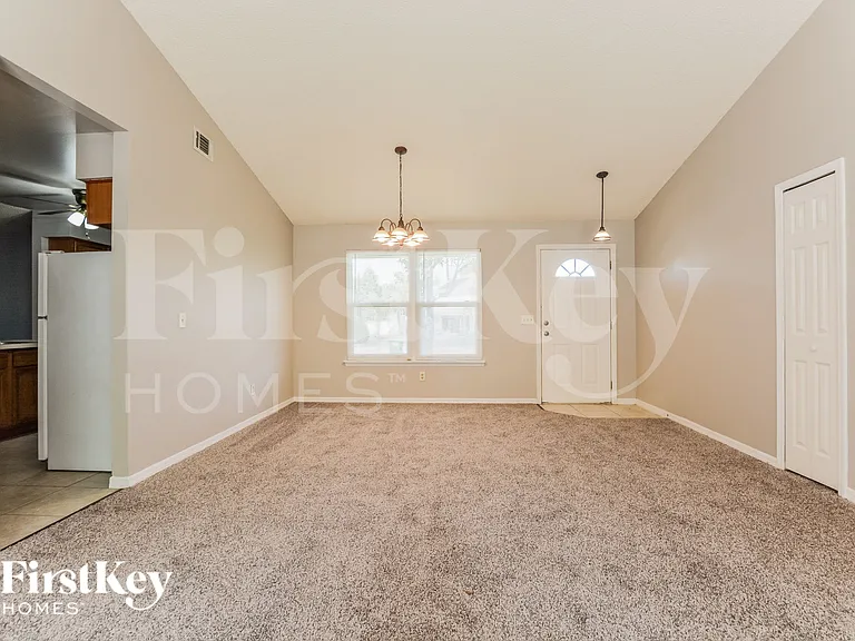 710 Leeward Dr — Photo 3