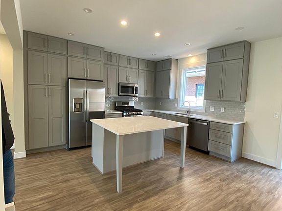 3rd image of 311 Charles St