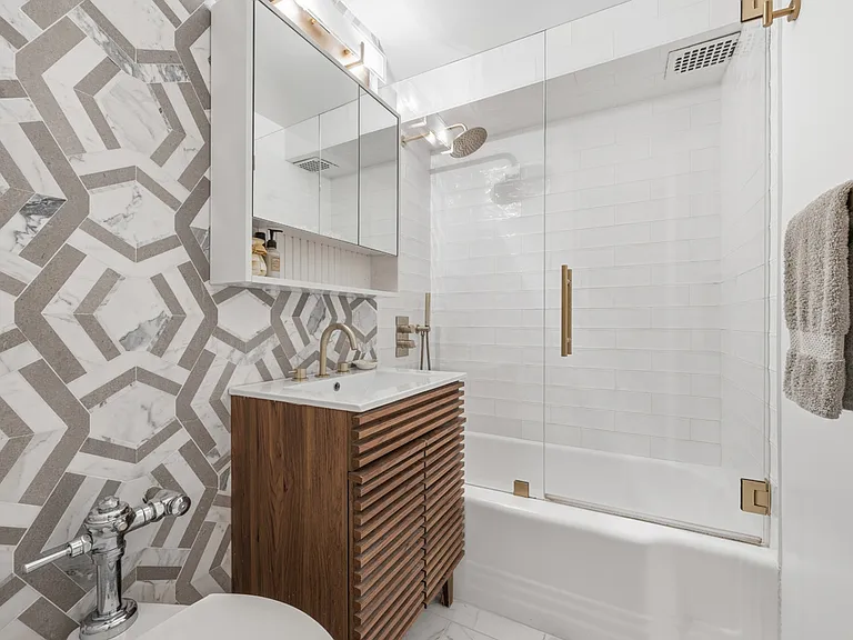140 E 56th St #4C — Photo 8