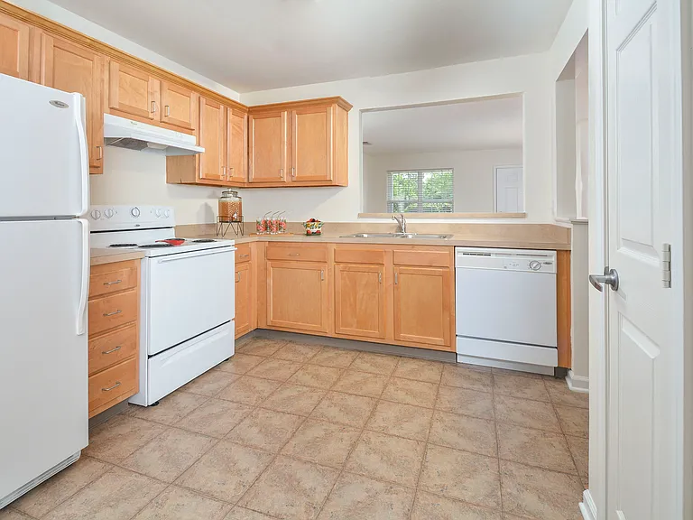 1005 Chauncey Ln — Photo 11