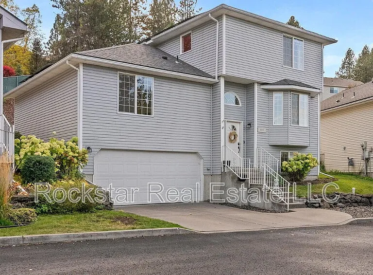 607 W Persimmon Ln — Photo 2