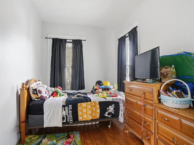 747 Union St #2 — Photo 9