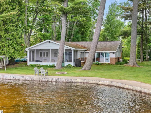 3217 W Lake Mitchell Dr, Cadillac, MI 49601