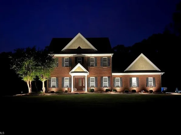 129 Walnut Ave, Yadkinville, NC 27055