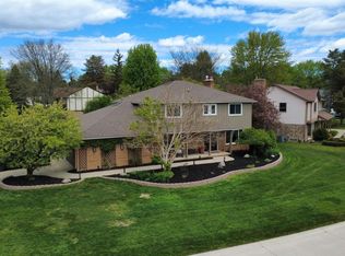 2495 Chalet Dr, Rochester Hills, MI 48309