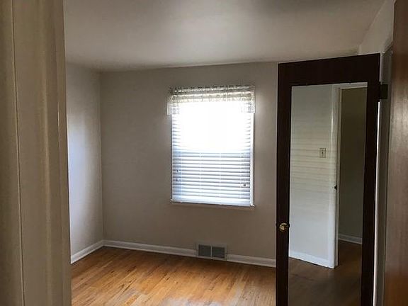1st Bedroom with walk in closet