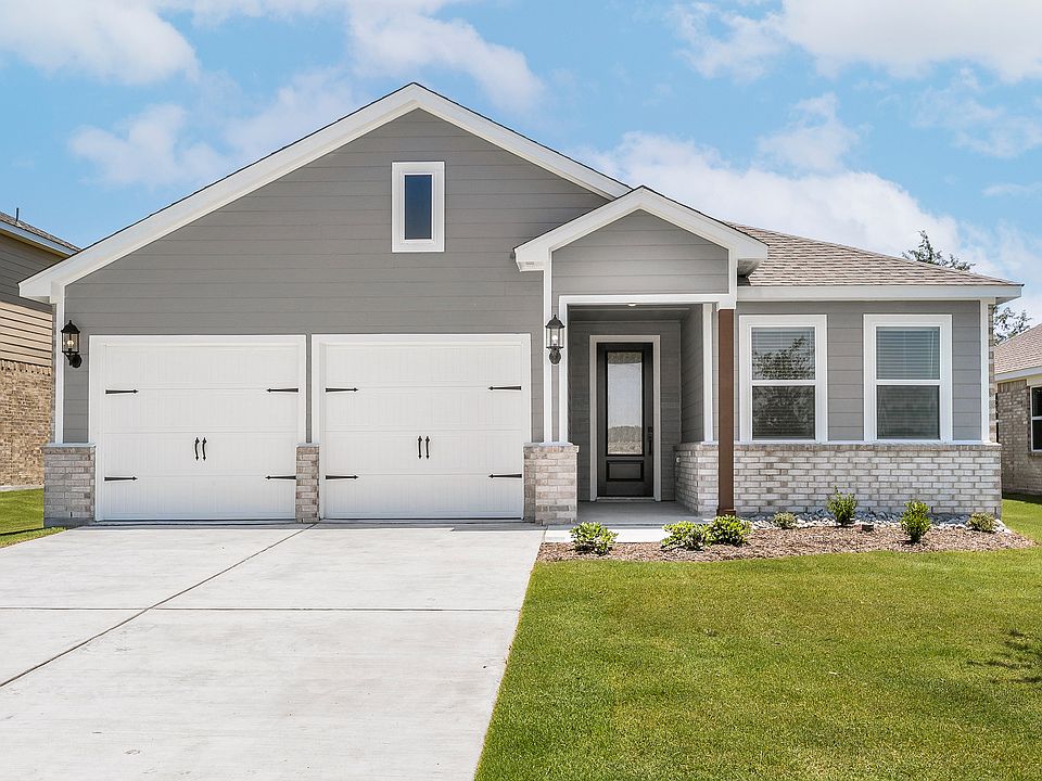 The Blanco is a gorgeous one-story floor plan with beautiful brick detailing.