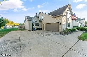 3rd image of 2319 Hunters Rdg