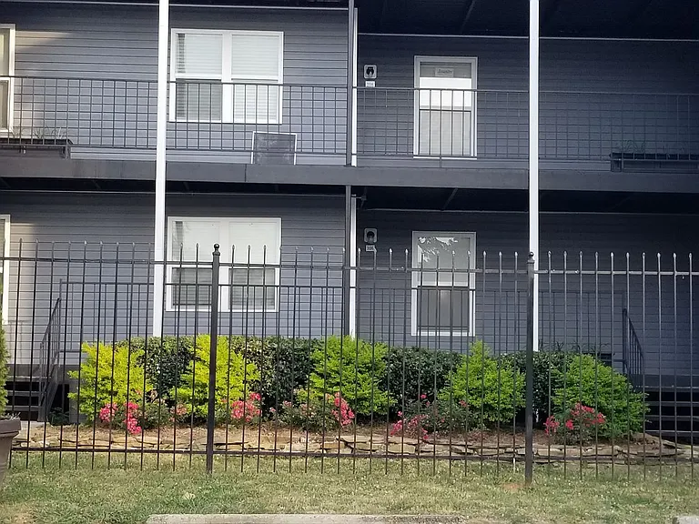 Avondale III Apartments — Photo 35