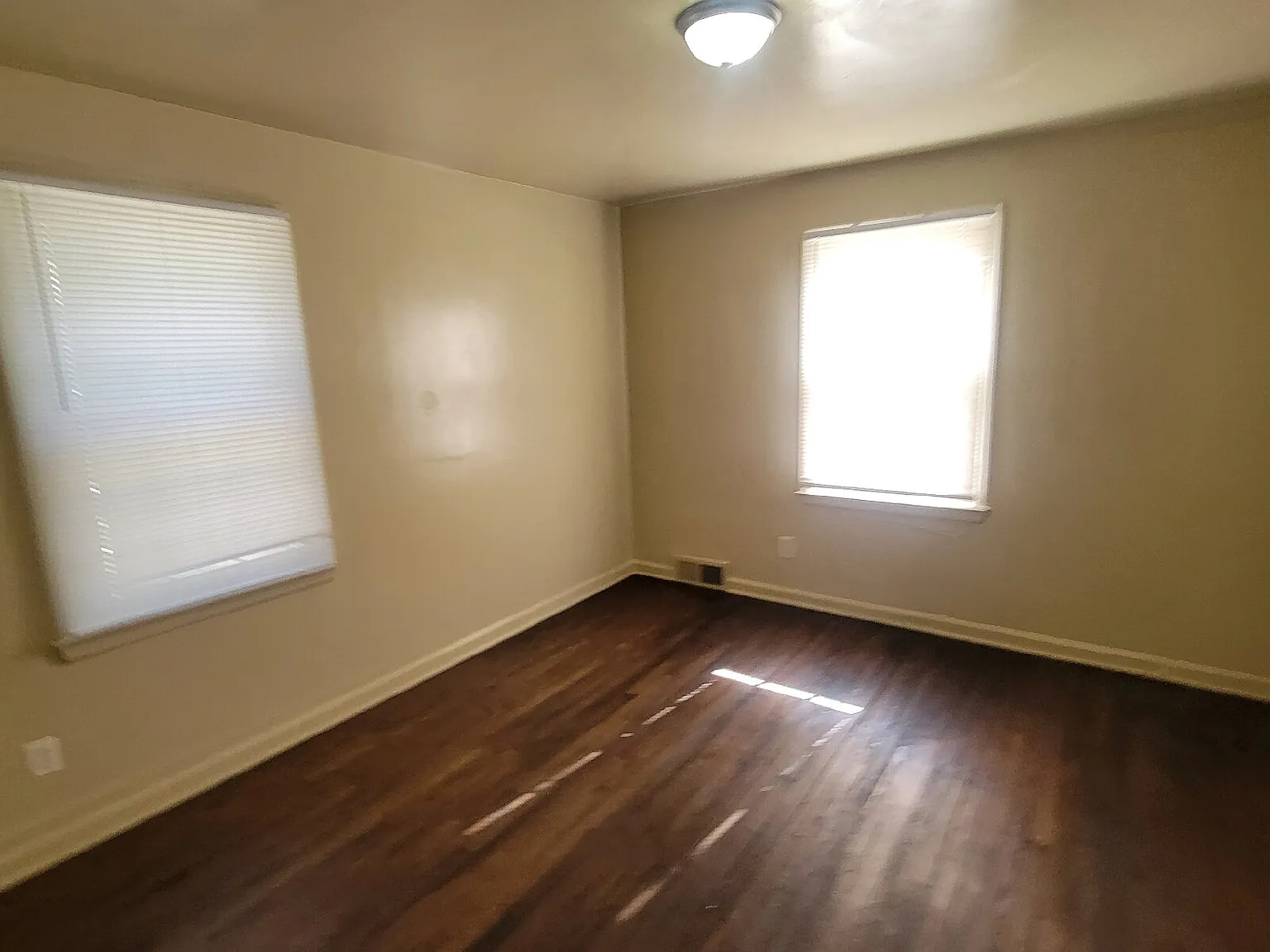 3 bed, 1.0 bath, $1,095 — Photo 3