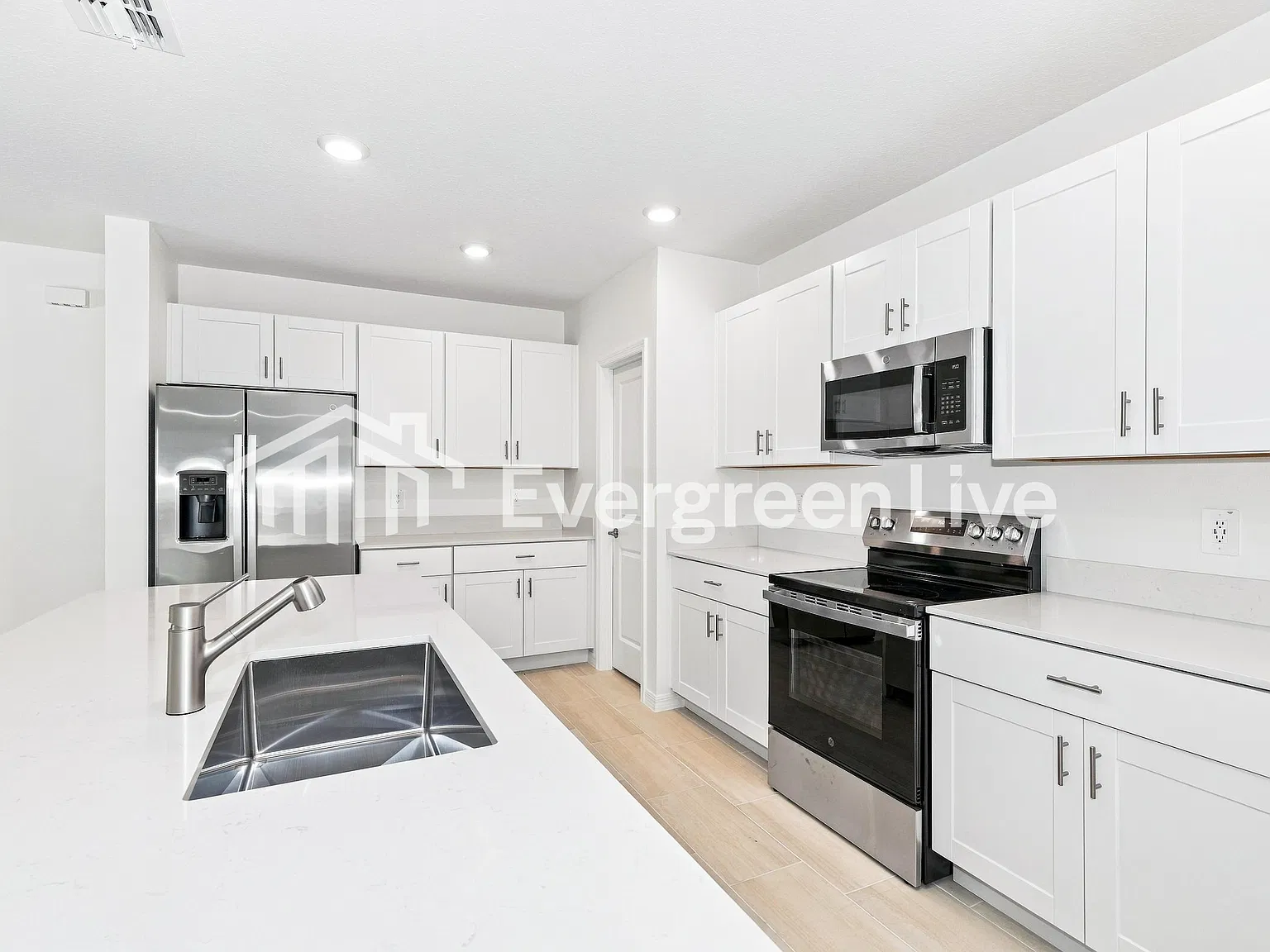 6 bed, 3.0 bath, 2580 sqft, $2,435 — Photo 4