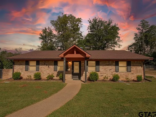 213 Treetop Ln, Lindale, TX 75771