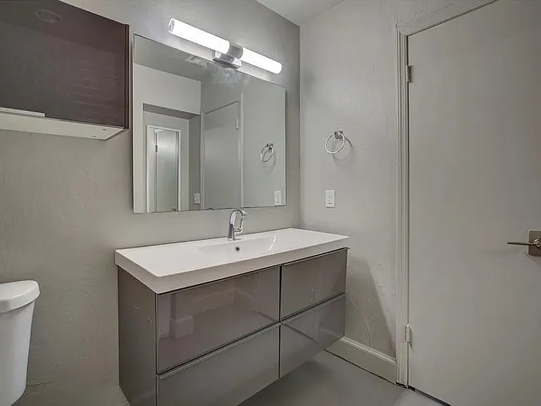 6000 N Brookline Ave #60 — Photo 5