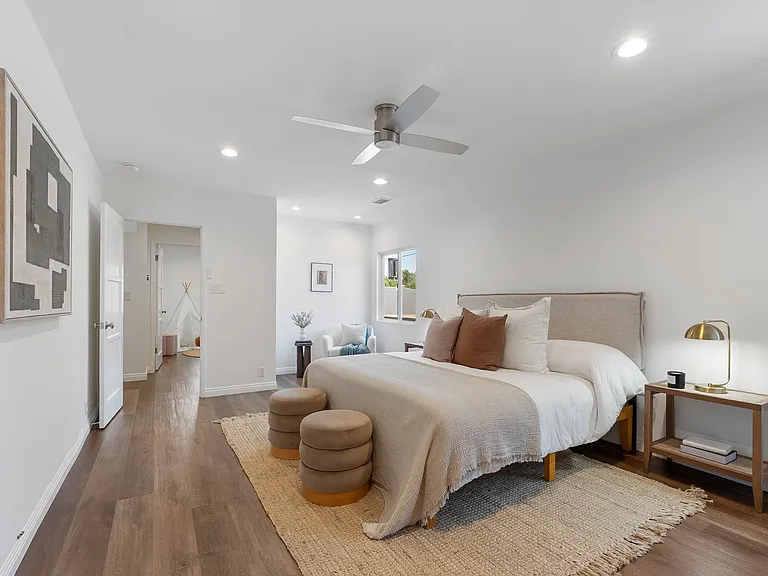 17453 Burbank Blvd — Photo 7