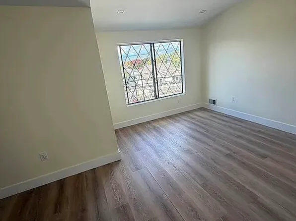 4004 Victory Boulevard image 13 of 14