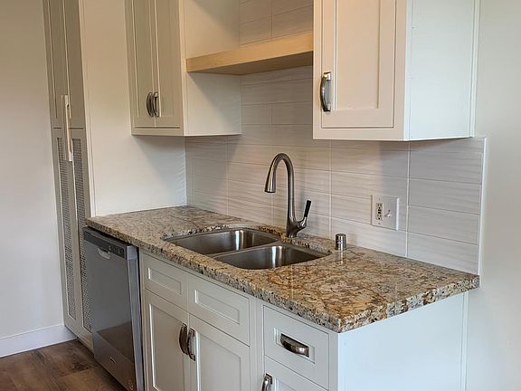 4th image of 844 Manhattan Beach Blvd #B