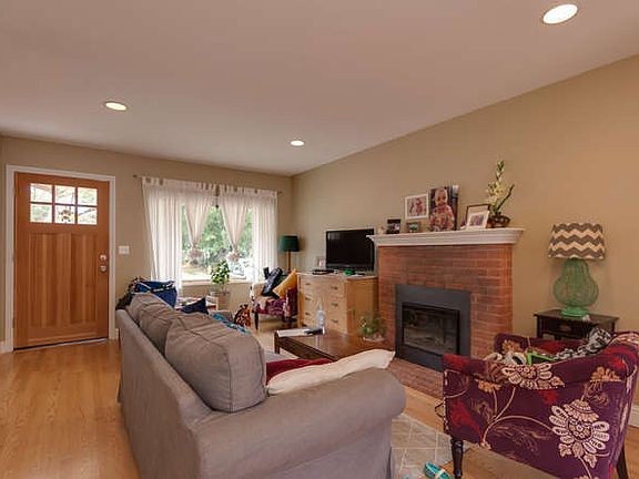 3rd image of 842 Douglass Ave
