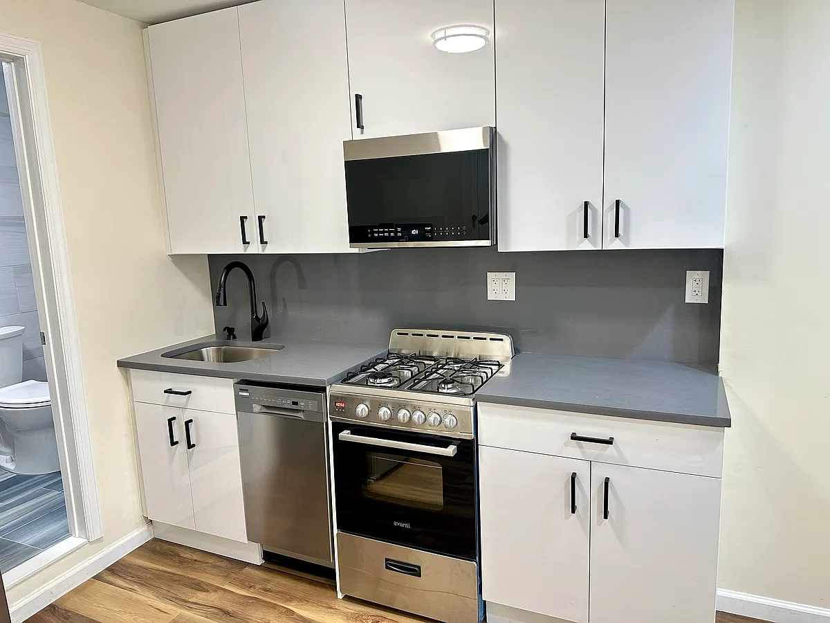 Building Photo - 320 E 6th St #1R