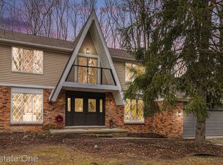 8893 S Christine Dr, Brighton, MI