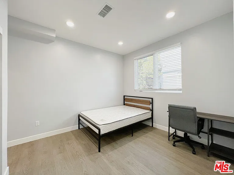 2641 S Budlong Ave #2641 — Photo 10