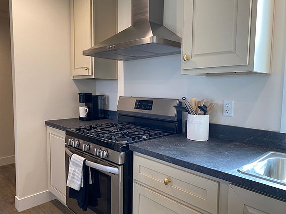 3rd image of 1219 Wellington Dr