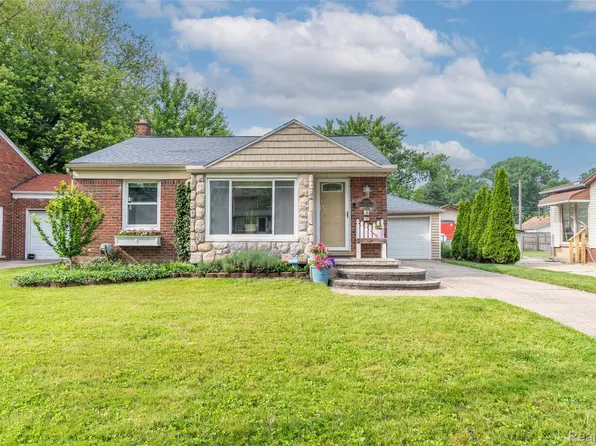 21825 Pleasant St, Saint Clair Shores, MI 48080