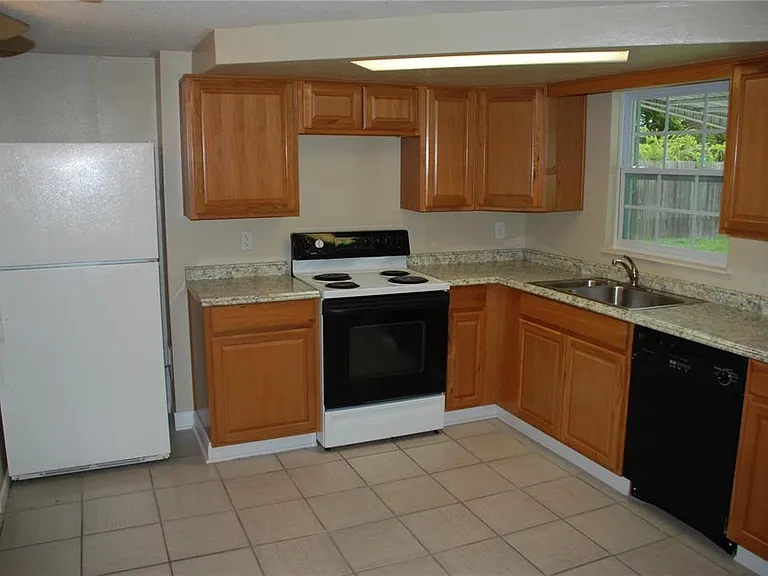 1624 Springdale Dr — Photo 12