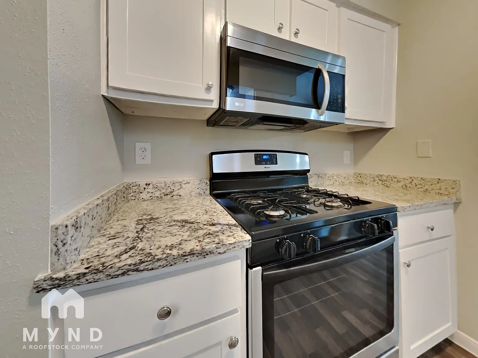 3 bed, 2.0 bath, 1046 sqft, $1,665 — Photo 2