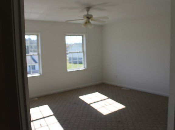5th image of 251 Hallock Dr