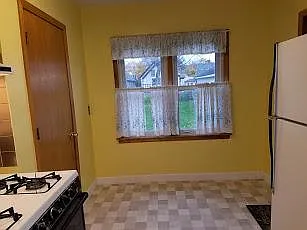 1010 Farrington St — Photo 11