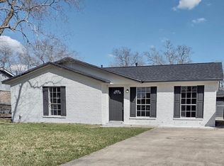 1305 Valley Dr, Angleton, TX 77515