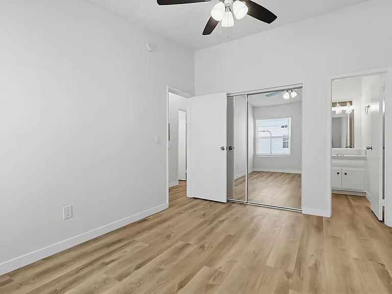 333 W Queen St — Photo 11