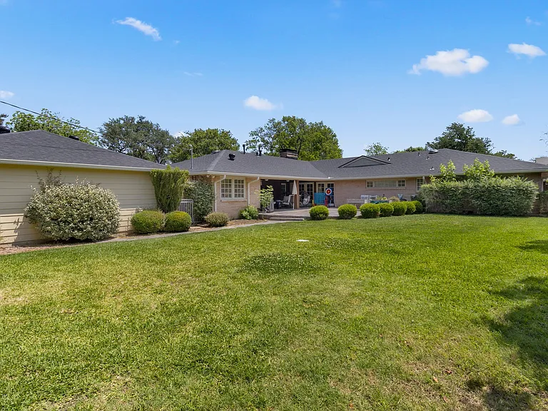 11451 Parkchester Dr — Photo 35