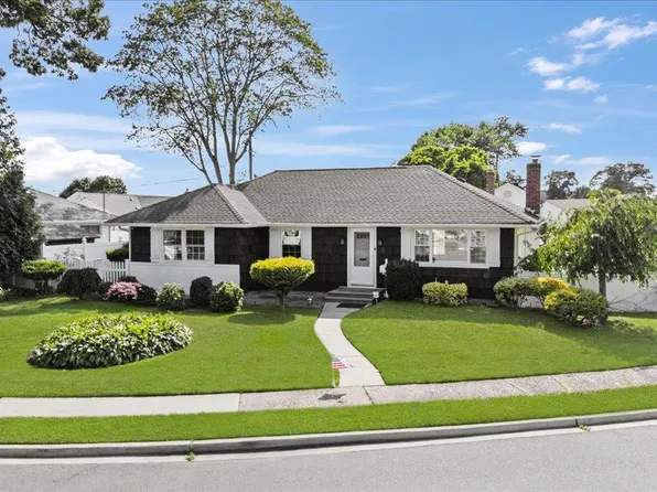 5 Coronet Crescent, Bethpage, NY 11714