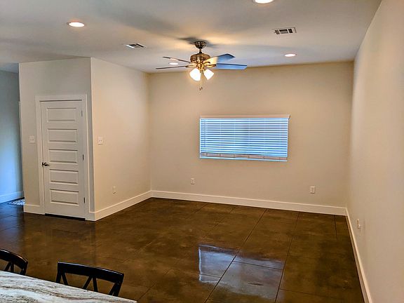 3rd image of 305 Highland Oaks Ln