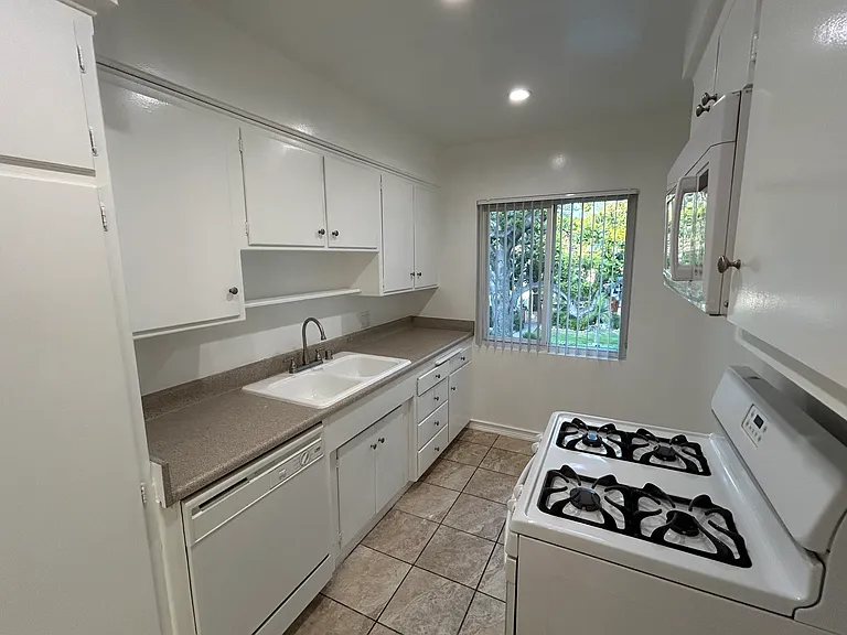 251 N El Molino Ave #8 — Photo 6