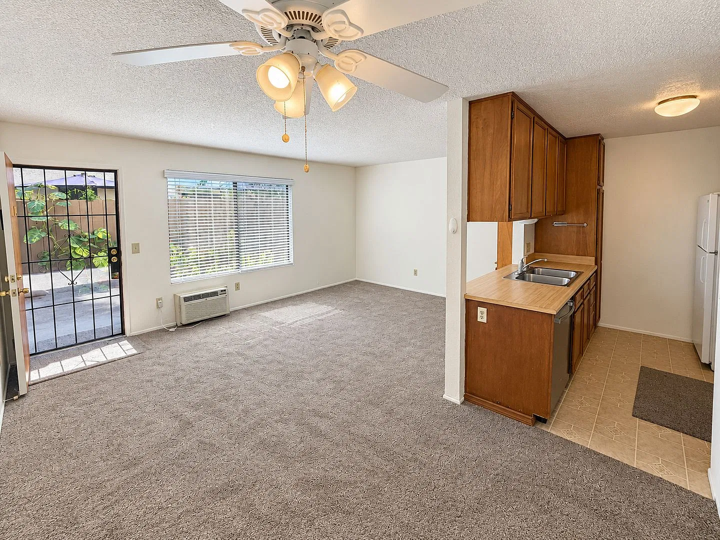 1BD Condo in Small 8 Unit Complex — Photo 2