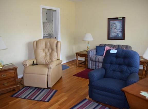 5th image of 511 Carman Ave