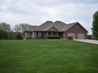 16303 Woodland Dr, Omaha, NE 68136