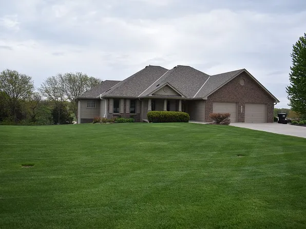 16303 Woodland Dr, Omaha, NE 68136