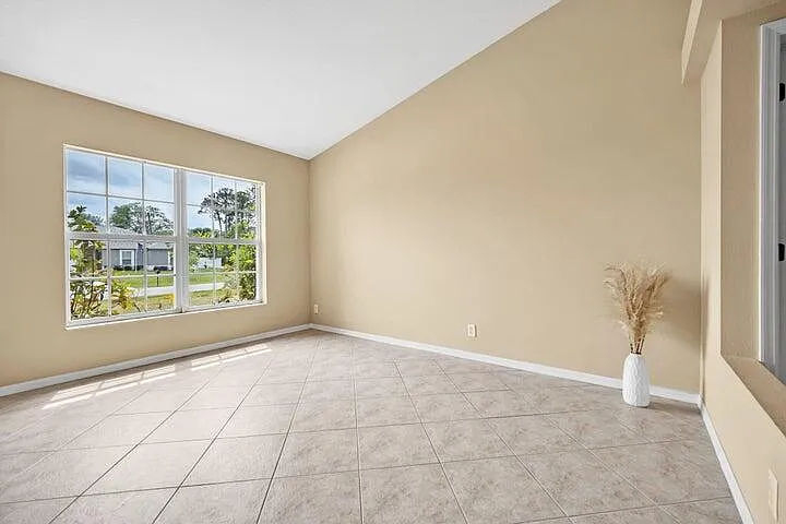 5 bed, 3.0 bath, 2692 sqft, $3,100 — Photo 4