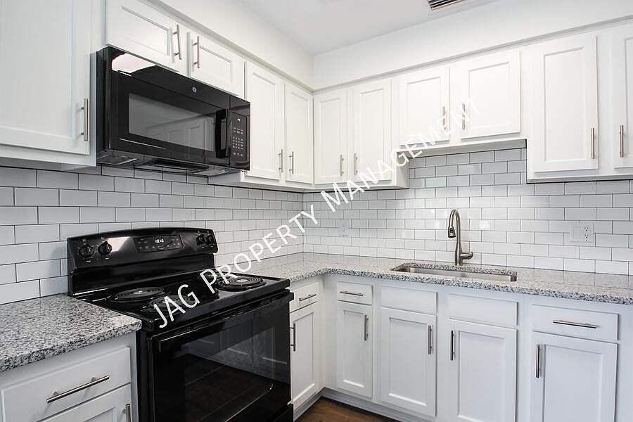 1st image of 1425 Smith St #3