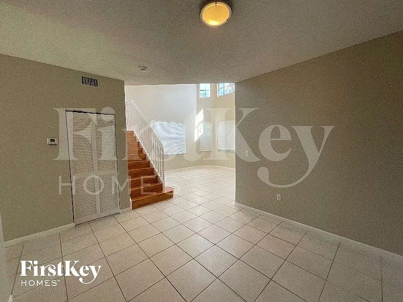 4 bed, 2.0 bath, 2231 sqft, $4,100 — Photo 2