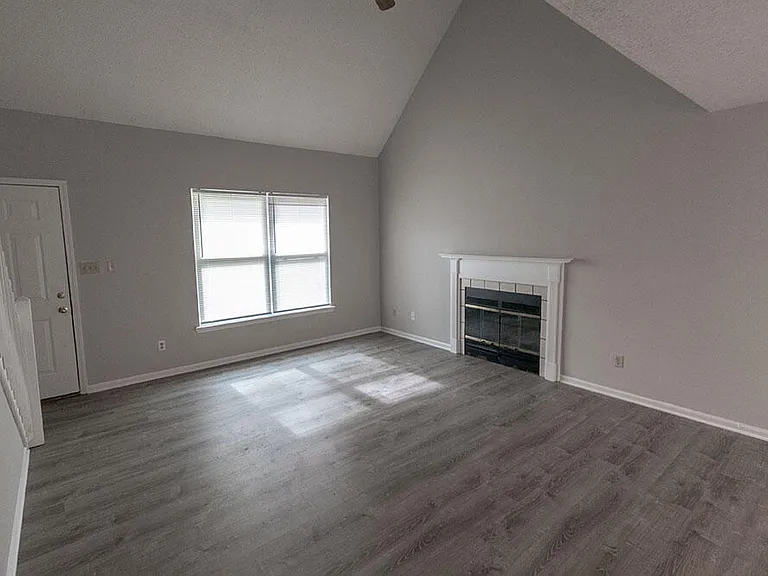 1913 Greenleaves Ct — Photo 7