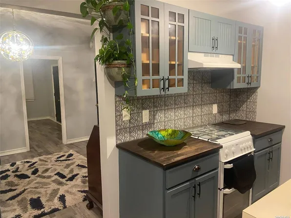 75 Park Ave, Babylon, NY 11702