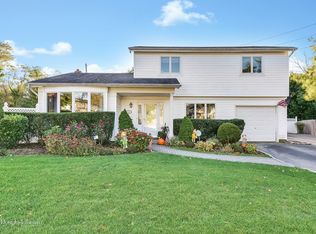 16 Deusenberg Dr, East Norwich, NY 11732